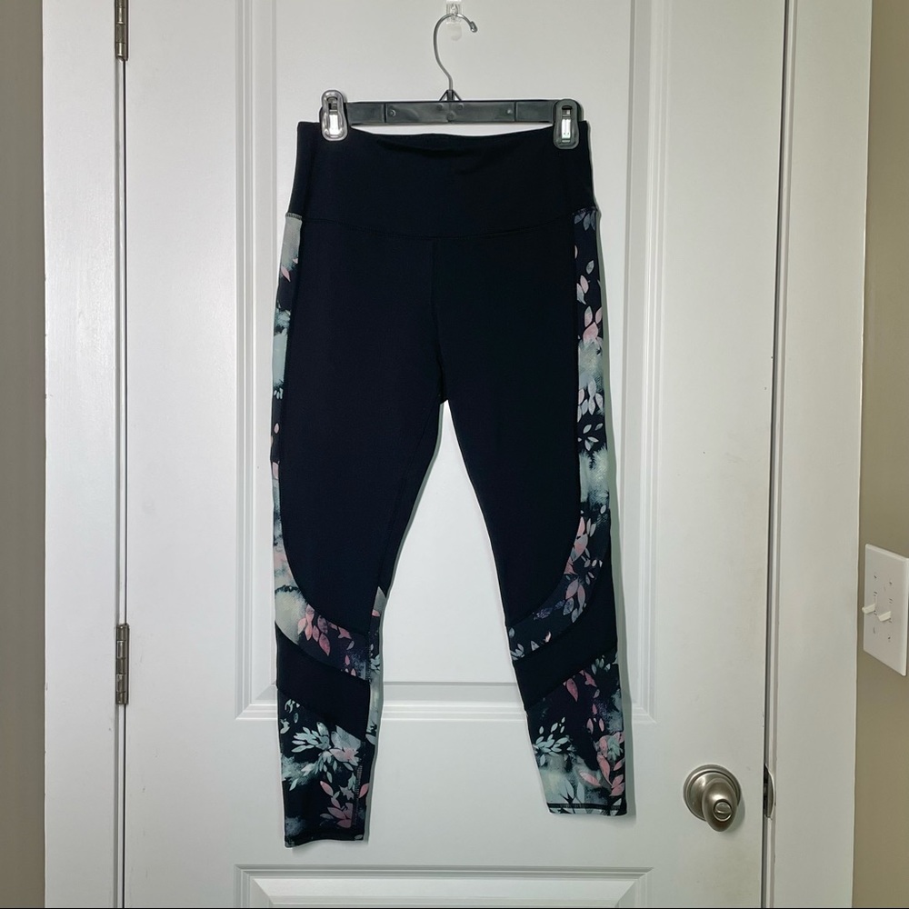 Sketchers ankle length leggings with fun floral pattern